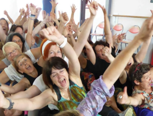 Participants à une séance de Yoga du rire partageant un moment de joie, de détente et de bien-être dans une ambiance conviviale.