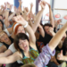 Participants à une séance de Yoga du rire partageant un moment de joie, de détente et de bien-être dans une ambiance conviviale.