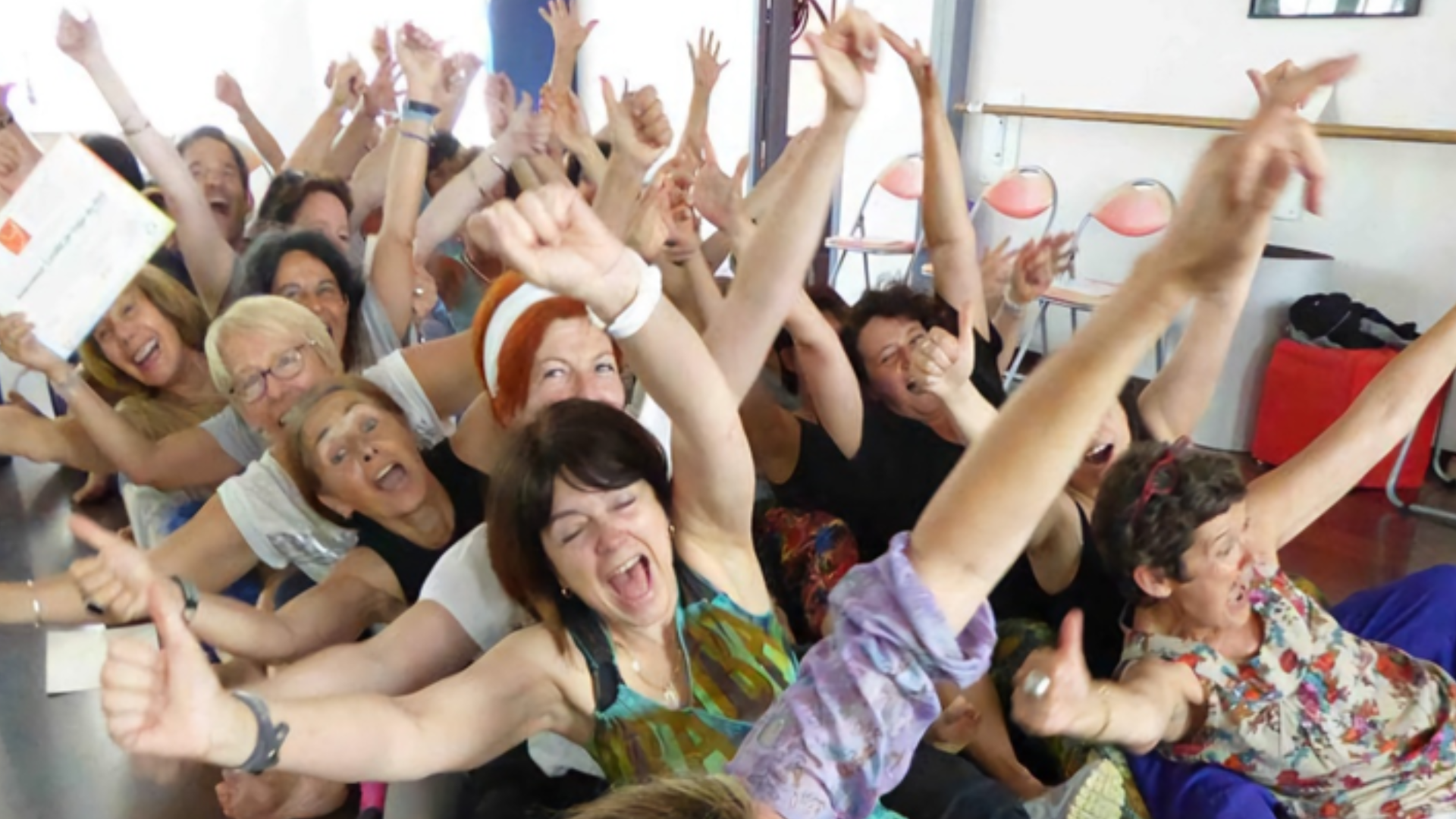 Participants à une séance de Yoga du rire partageant un moment de joie, de détente et de bien-être dans une ambiance conviviale.
