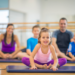 Atelier parent & bambin montrant au premier plan un enfant en tailleur accompagné de sa famille au loin.