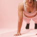 Exercice de Pilates lors de l'événement « Tous en rose », une séance dédiée au bien-être et à la sensibilisation au cancer du sein.