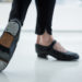 Gros plan sur un danseur portant des chaussures de claquettes en studio