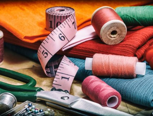 Gros plan désignant le matériel de couture.