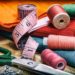 Gros plan désignant le matériel de couture.