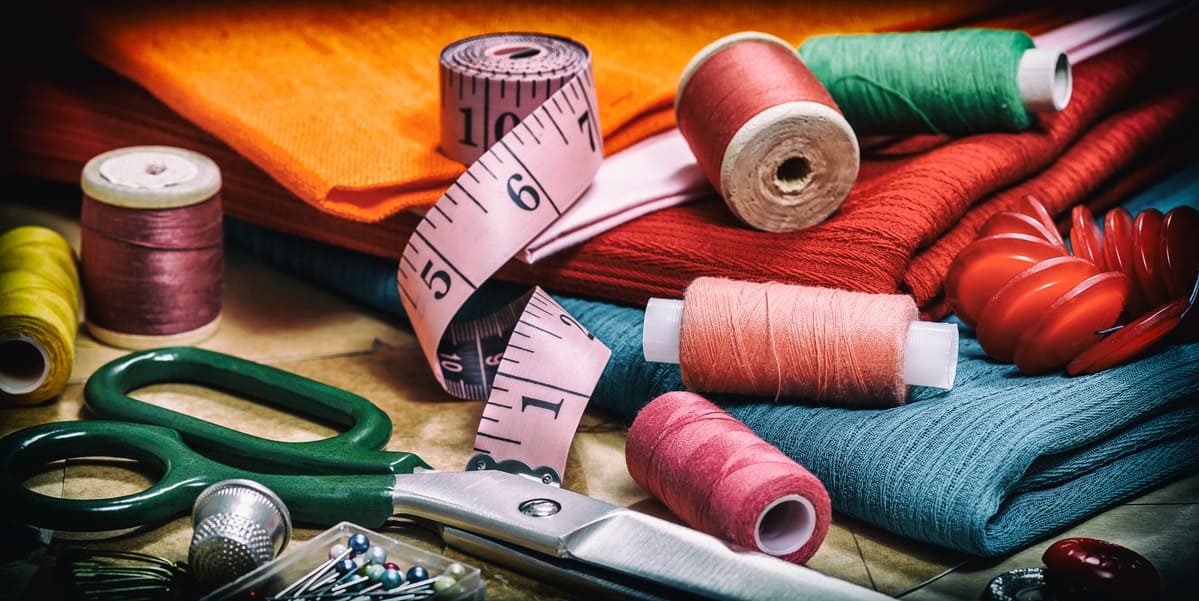 Gros plan désignant le matériel de couture.
