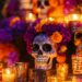 Décoration traditionnelle du Día de los Muertos avec crânes colorés, bougies et fleurs pour un apéro partagé convivial autour de la culture mexicaine.