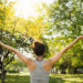 Personne s'étirant en pleine nature pour prendre soin de soi, favoriser le bien-être physique et mental et profiter d'un moment de détente.