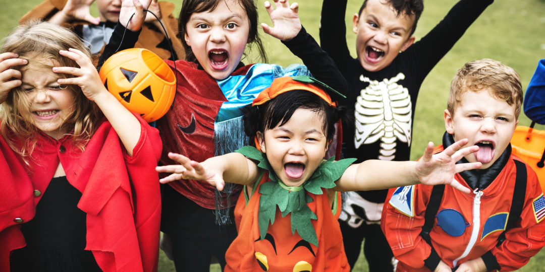 Enfants déguisés participant à des animations d'Halloween dans un accueil de loisirs pendant les vacances scolaires.