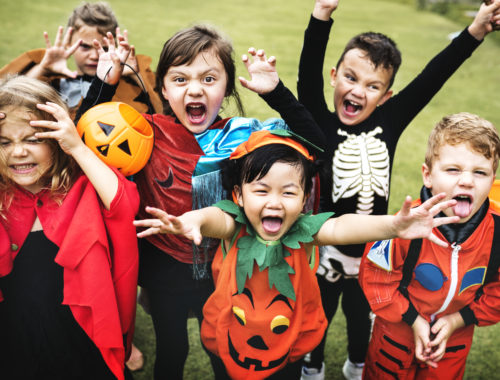 Enfants déguisés participant à des animations d'Halloween dans un accueil de loisirs pendant les vacances scolaires.