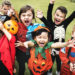 Enfants déguisés participant à des animations d'Halloween dans un accueil de loisirs pendant les vacances scolaires.