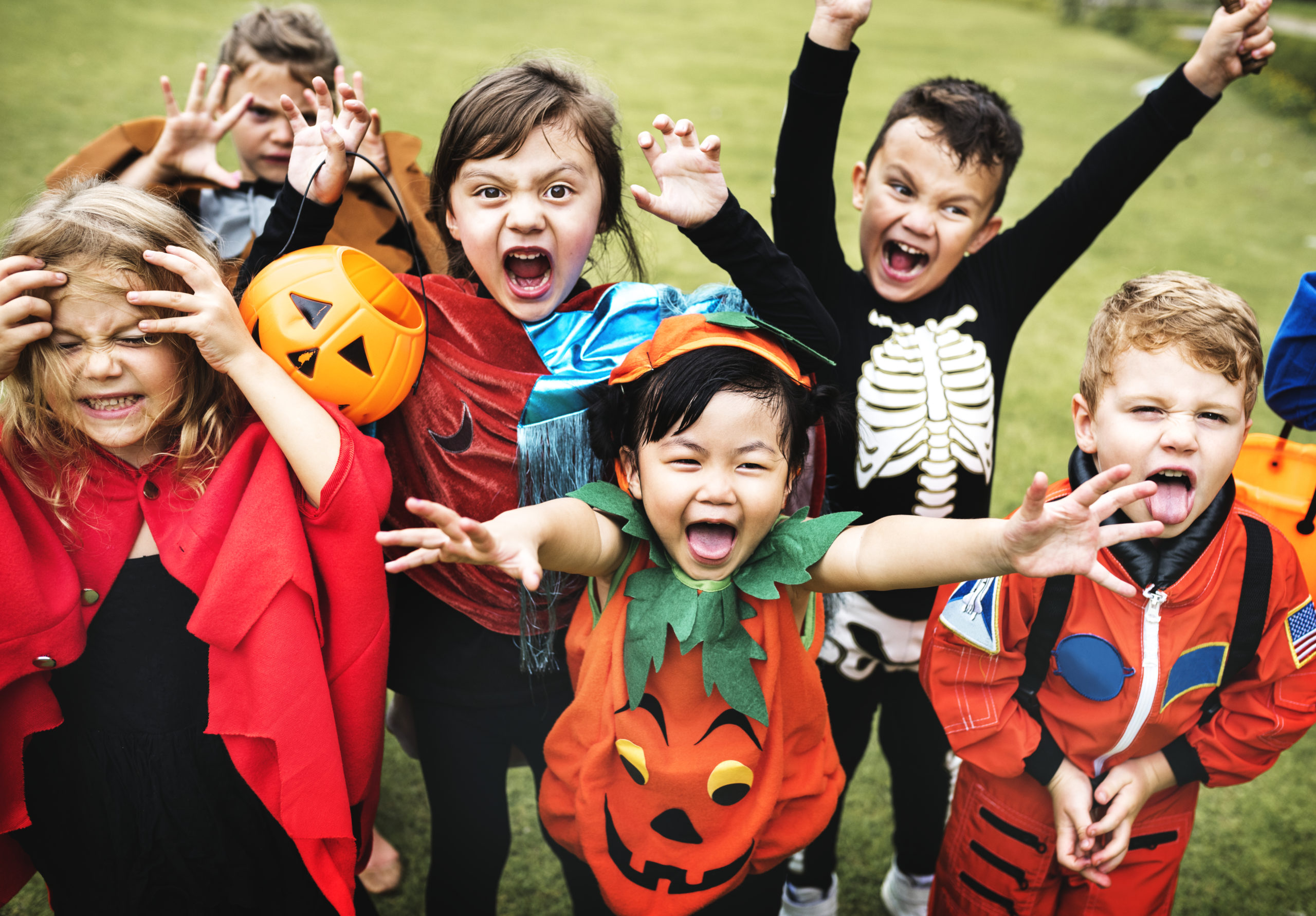 Enfants déguisés participant à des animations d'Halloween dans un accueil de loisirs pendant les vacances scolaires.