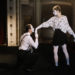 Deux artistes maquillés en mime interprètent une scène de théâtre burlesque sur une scène, illustrant un atelier d'expression corporelle et de jeu théâtral.