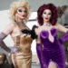 Deux artistes drag en costumes et maquillages spectaculaires posent côte à côte, illustrant un atelier de découverte de l'art du drag et de l'expression scénique.