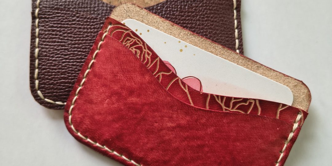 Porte-cartes en cuir fabriqué à la main lors d'un atelier de maroquinerie artisanale.