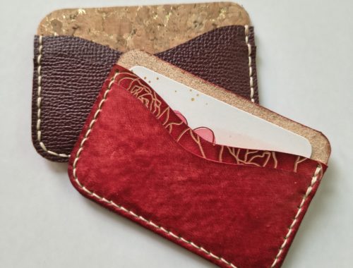Porte-cartes en cuir fabriqué à la main lors d'un atelier de maroquinerie artisanale.