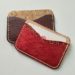 Porte-cartes en cuir fabriqué à la main lors d'un atelier de maroquinerie artisanale.