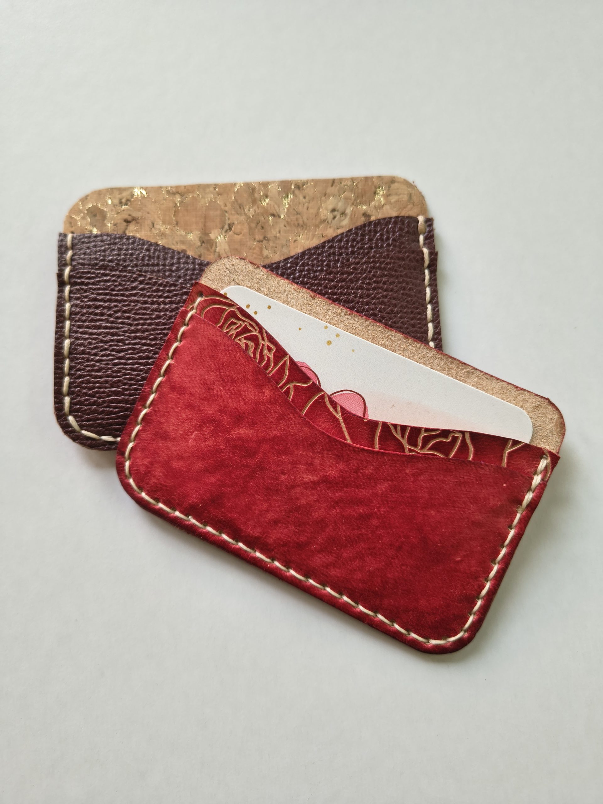 Porte-cartes en cuir fabriqué à la main lors d'un atelier de maroquinerie artisanale.