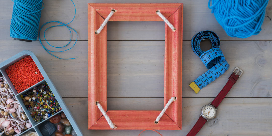 Cadre en bois en cours de réalisation avec matériel de loisirs créatifs pour un atelier d'encadrement d'art.