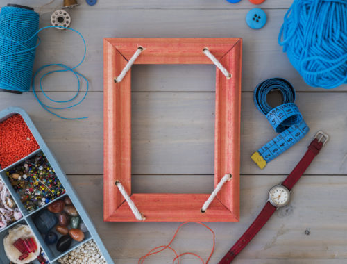 Cadre en bois en cours de réalisation avec matériel de loisirs créatifs pour un atelier d'encadrement d'art.