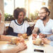 Groupe de personnes échangeant autour d'un café dans un espace convivial, favorisant le bien-être, le partage et les échanges.