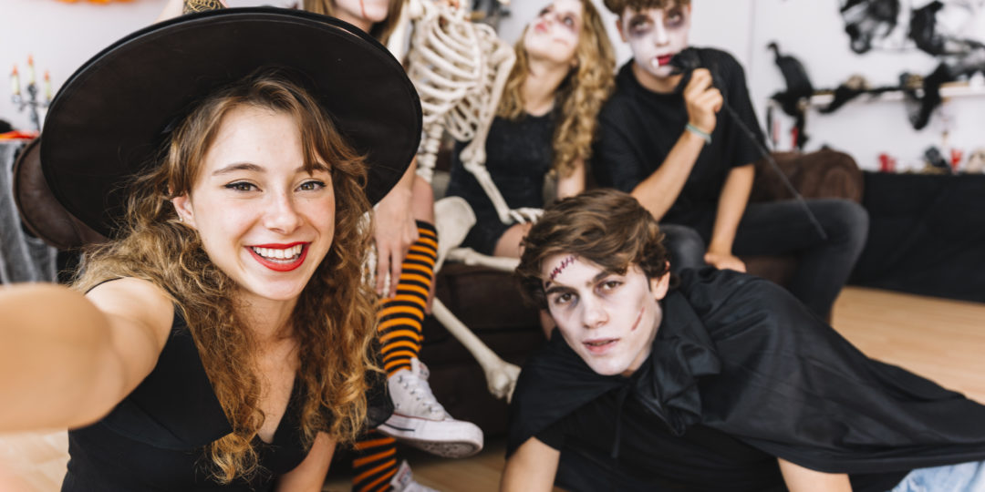 Adolescents déguisés participant à une animation d'Halloween lors d'un programme de vacances pour les jeunes de 11 à 17 ans.