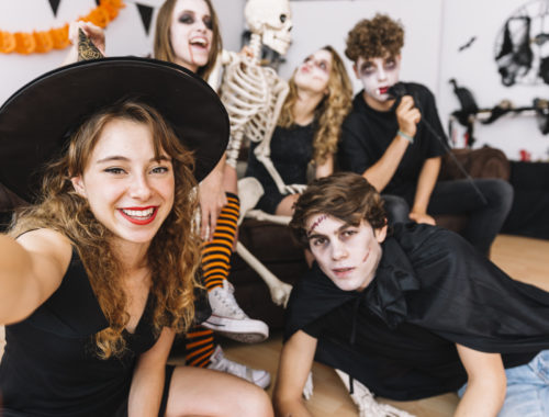 Adolescents déguisés participant à une animation d'Halloween lors d'un programme de vacances pour les jeunes de 11 à 17 ans.