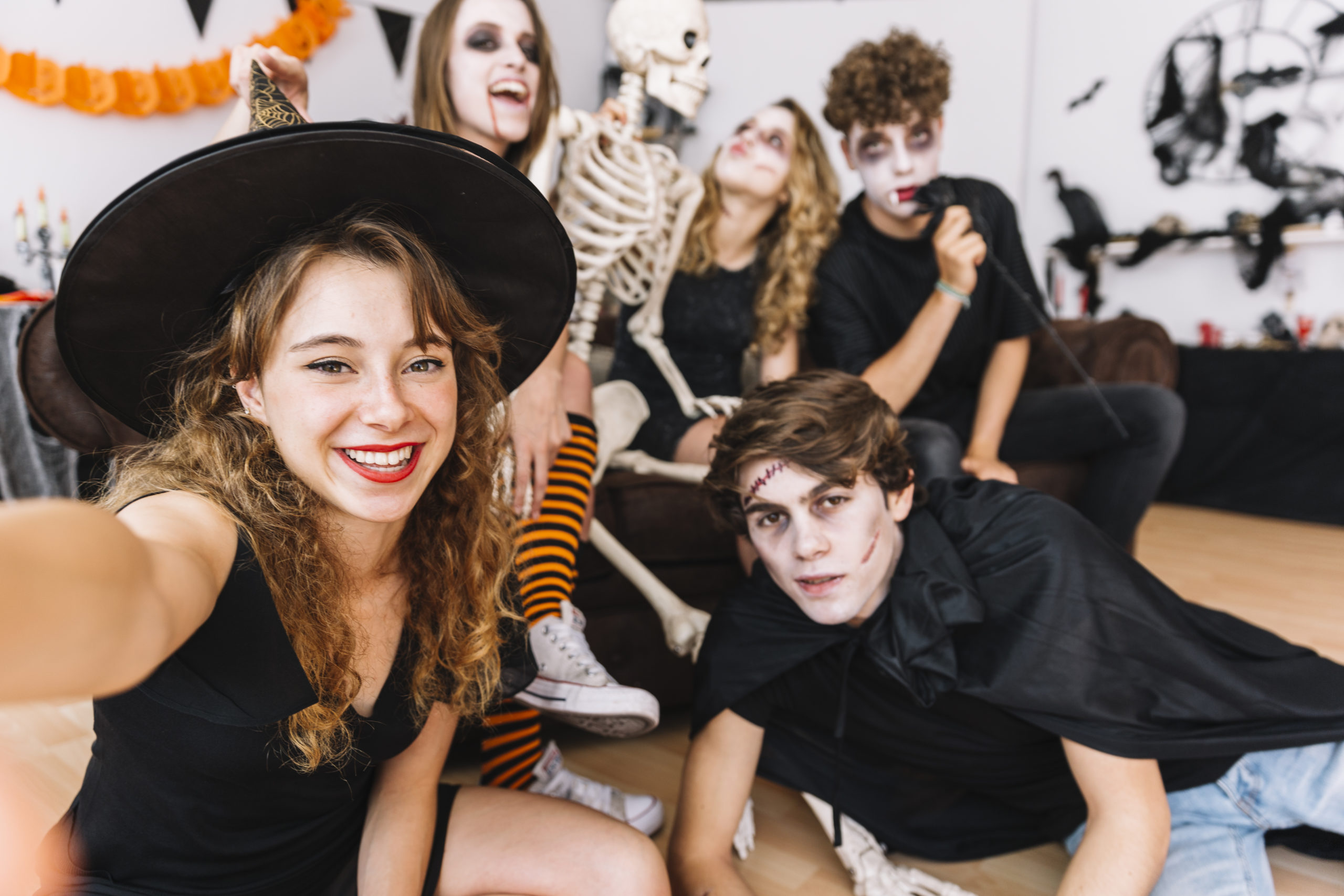 Adolescents déguisés participant à une animation d'Halloween lors d'un programme de vacances pour les jeunes de 11 à 17 ans.