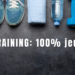 Chaussures de sport, haltères, serviette et bouteille d'eau illustrant un atelier de fitness ludique basé sur des jeux et des défis sportifs.