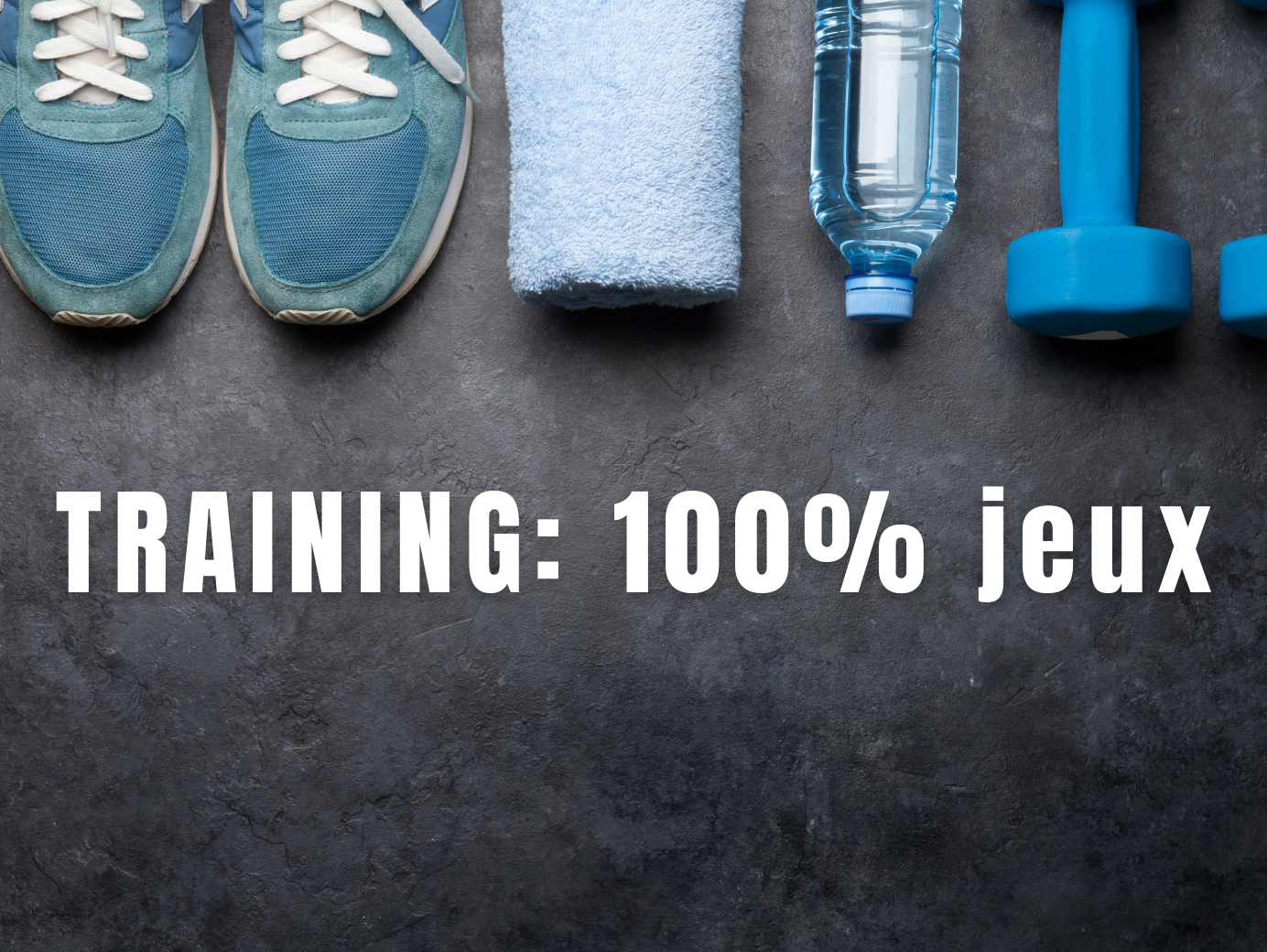 Chaussures de sport, haltères, serviette et bouteille d'eau illustrant un atelier de fitness ludique basé sur des jeux et des défis sportifs.