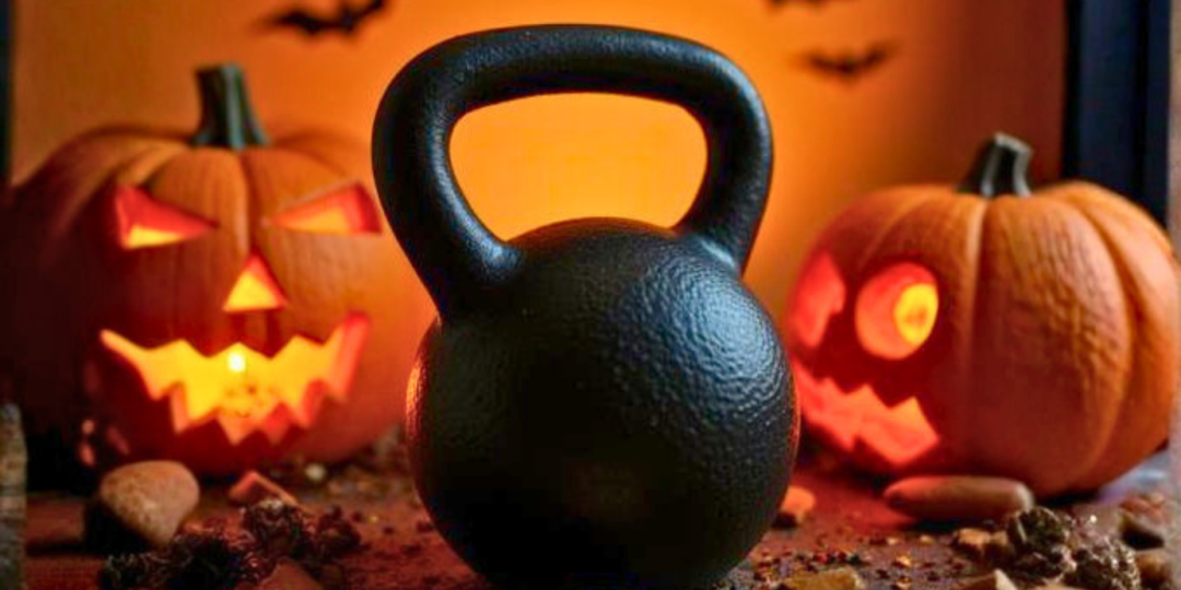 Kettlebell devant des citrouilles d'Halloween illuminées pour une séance de training sportive sur le thème d'Halloween.