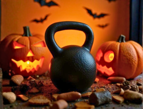 Kettlebell devant des citrouilles d'Halloween illuminées pour une séance de training sportive sur le thème d'Halloween.