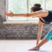 Plan sur une femme en train d'exercer une posture de yoga