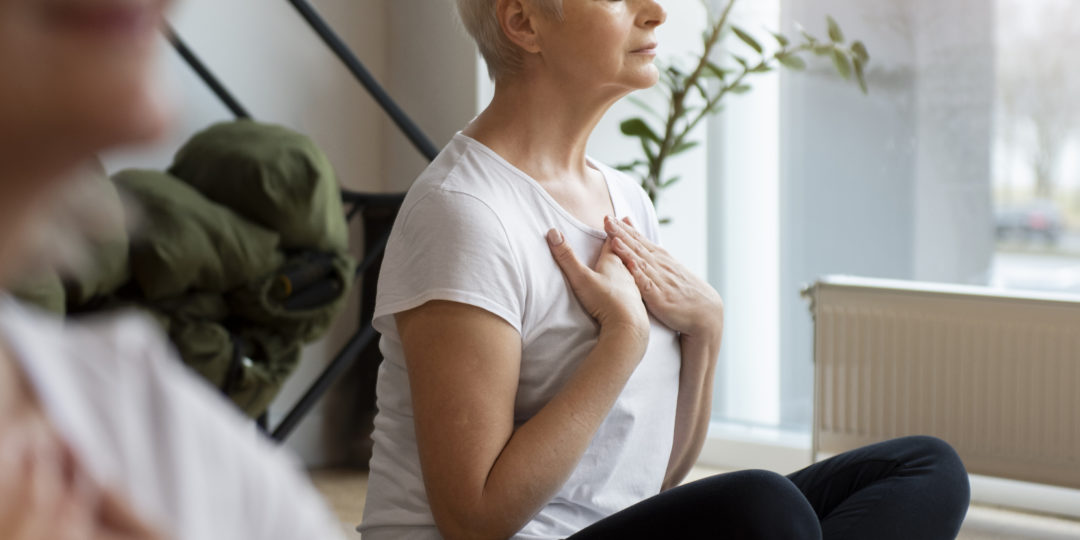 Séance de sophrologie avec exercice de respiration et de relaxation favorisant le bien-être, la détente et la gestion du stress.