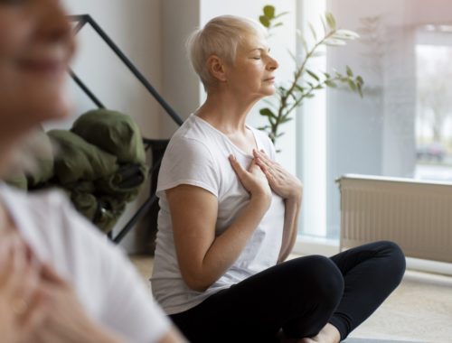 Séance de sophrologie avec exercice de respiration et de relaxation favorisant le bien-être, la détente et la gestion du stress.