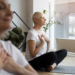 Séance de sophrologie avec exercice de respiration et de relaxation favorisant le bien-être, la détente et la gestion du stress.