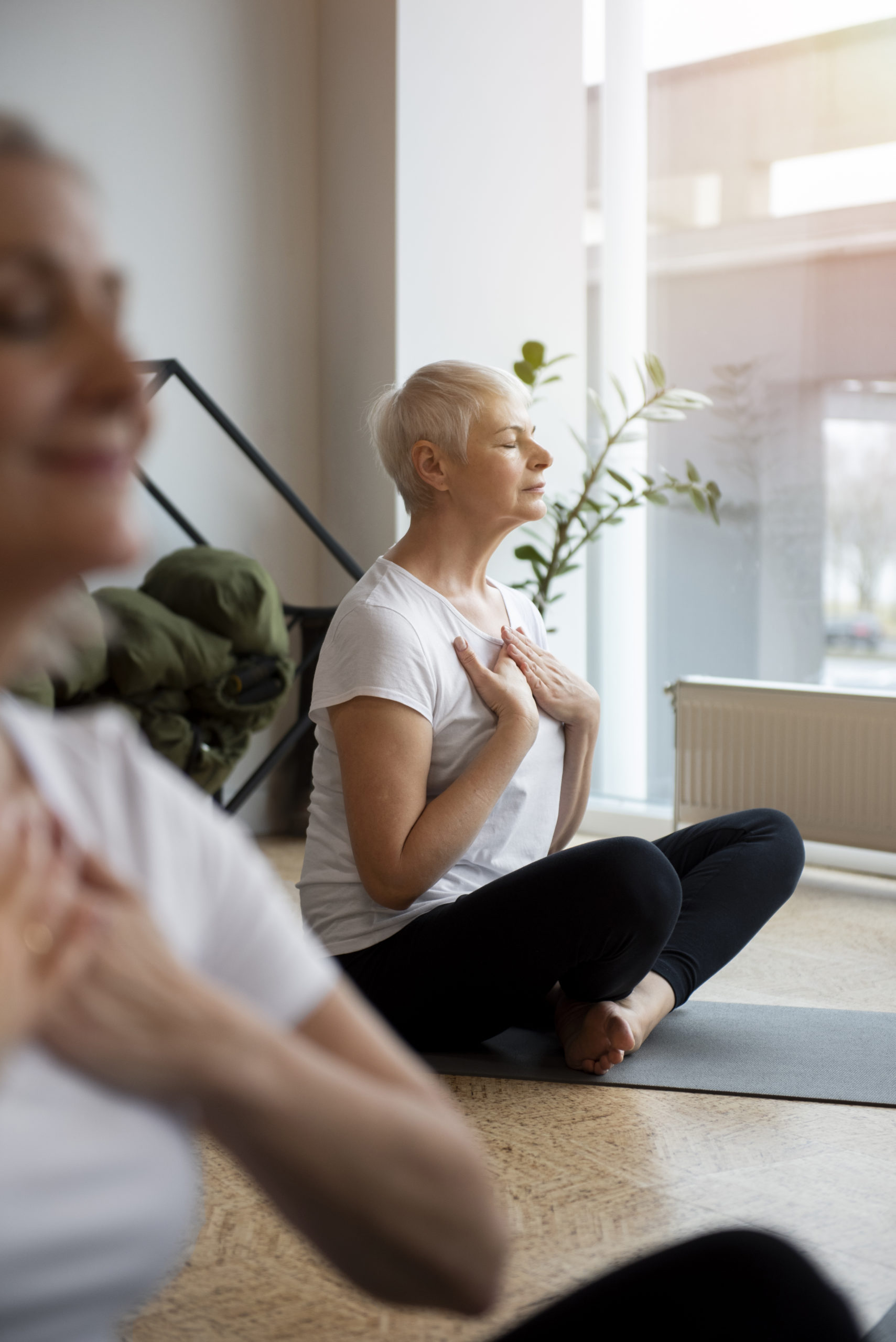 Séance de sophrologie avec exercice de respiration et de relaxation favorisant le bien-être, la détente et la gestion du stress.