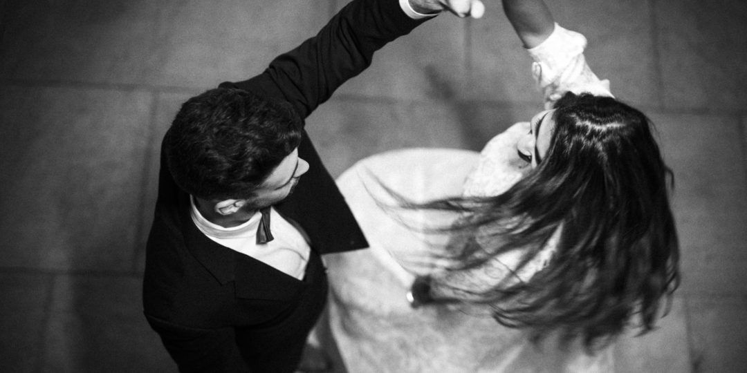 Vue aérienne sur deux personnes effectuant une danse à deux