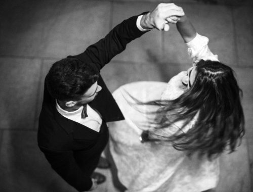 Vue aérienne sur deux personnes effectuant une danse à deux
