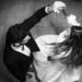 Vue aérienne sur deux personnes effectuant une danse à deux