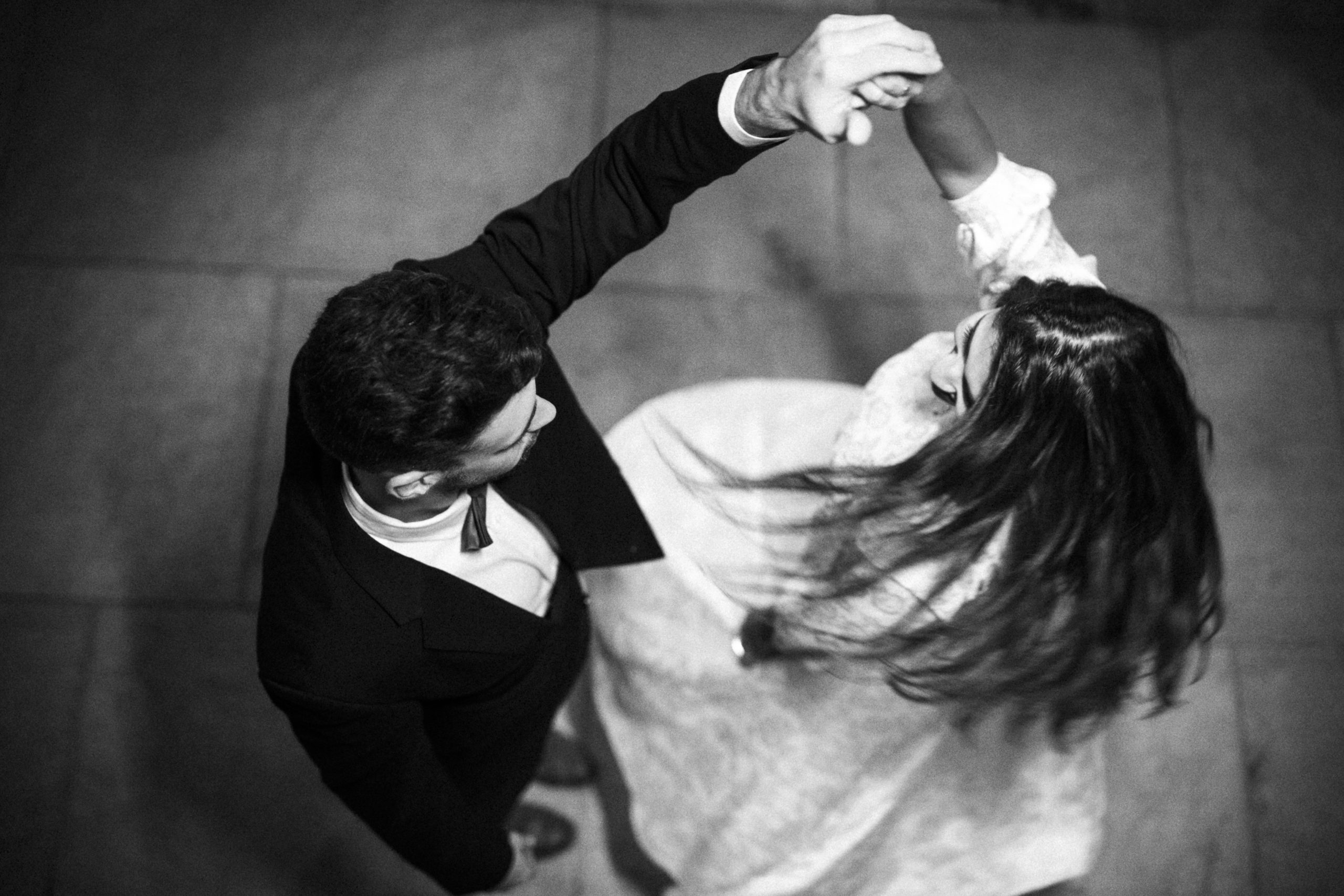 Vue aérienne sur deux personnes effectuant une danse à deux